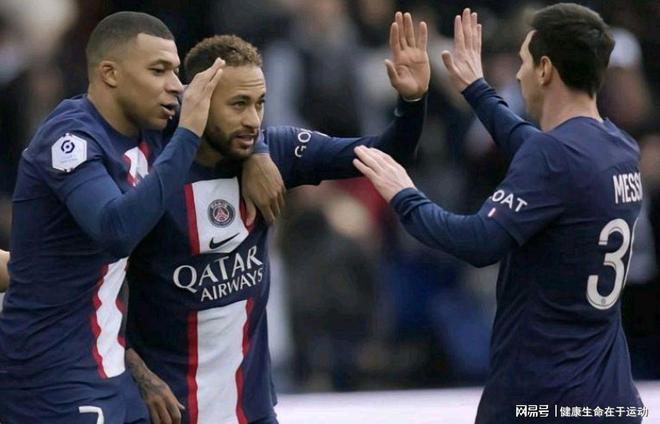 马塞洛儿子恩佐代表皇马在青年欧冠首秀，马塞洛在场边见证