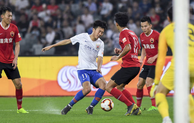 足球意甲射手榜竞争激烈，三人同进12球并列领跑